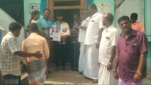 WhatsApp Image 2025 12 21 at 11.53.27 PM லா. கூடலூர் ஊராட்சியில் கிருஸ்துமஸ் பண்டிகையை முன்னிட்டு இனிப்புகள் மற்றும் ஹாட் பாக்ஸ், காலண்டர்கள் வழங்கப்பட்டது. Theechudar