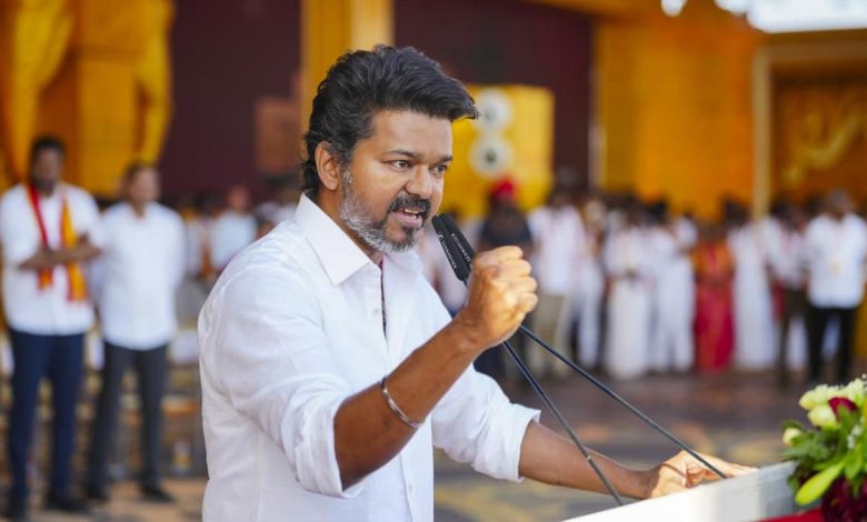 PTI08 21 2025 000242B ‘கரூர் சம்பவம் – ஜனநாயகன்’ தொடர்பு? திருச்சியில் விஜய் விளக்கம்! Theechudar