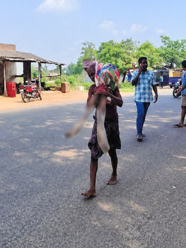 வங்கி முன் எலும்புக்கூடு 
Odisha அதிர்ச்சி சம்பவம்!