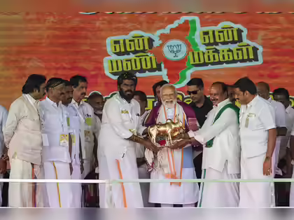 tiruppur prime minister narendra modi being felicitated by tamil nadu bjp presi அண்ணாமலை அவசர திரும்பல் – சென்னையில் மோடி: பாஜக கடைசி நேர அதிரடி! 16 வேட்பாளர்கள் யார்? Theechudar