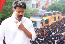 vikatan 2025 10 03 h1guuo2z 68e02deeecad3 கூட்ட நெரிசலில் கீழே விழுந்த பெண்ணை காப்பாற்றிய விஜய்; பதறிய பாதுகாப்பு குழு – வீடியோ வைரல் Theechudar