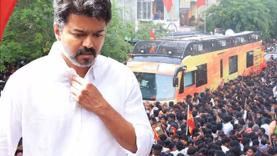 vikatan 2025 10 03 h1guuo2z 68e02deeecad3 கூட்ட நெரிசலில் கீழே விழுந்த பெண்ணை காப்பாற்றிய விஜய்; பதறிய பாதுகாப்பு குழு – வீடியோ வைரல் Theechudar