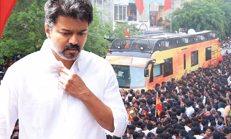 vikatan 2025 10 03 h1guuo2z 68e02deeecad3 கூட்ட நெரிசலில் கீழே விழுந்த பெண்ணை காப்பாற்றிய விஜய்; பதறிய பாதுகாப்பு குழு – வீடியோ வைரல் Theechudar