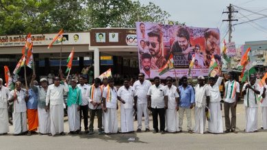 as ராகுல் காந்தியை கைது செய்ததை கண்டித்து , காங்கிரஸ் கட்சியினர் ஆர்ப்பாட்டம். Theechudar