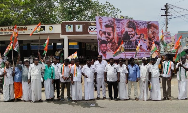 as ராகுல் காந்தியை கைது செய்ததை கண்டித்து , காங்கிரஸ் கட்சியினர் ஆர்ப்பாட்டம். 1 as ராகுல் காந்தியை கைது செய்ததை கண்டித்து , காங்கிரஸ் கட்சியினர் ஆர்ப்பாட்டம். Theechudar
